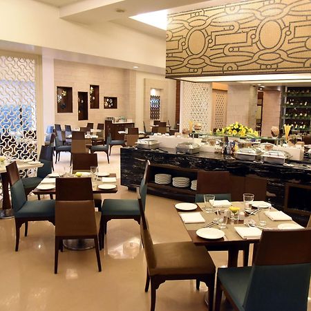 Radisson Hotel Váránaszi Kültér fotó