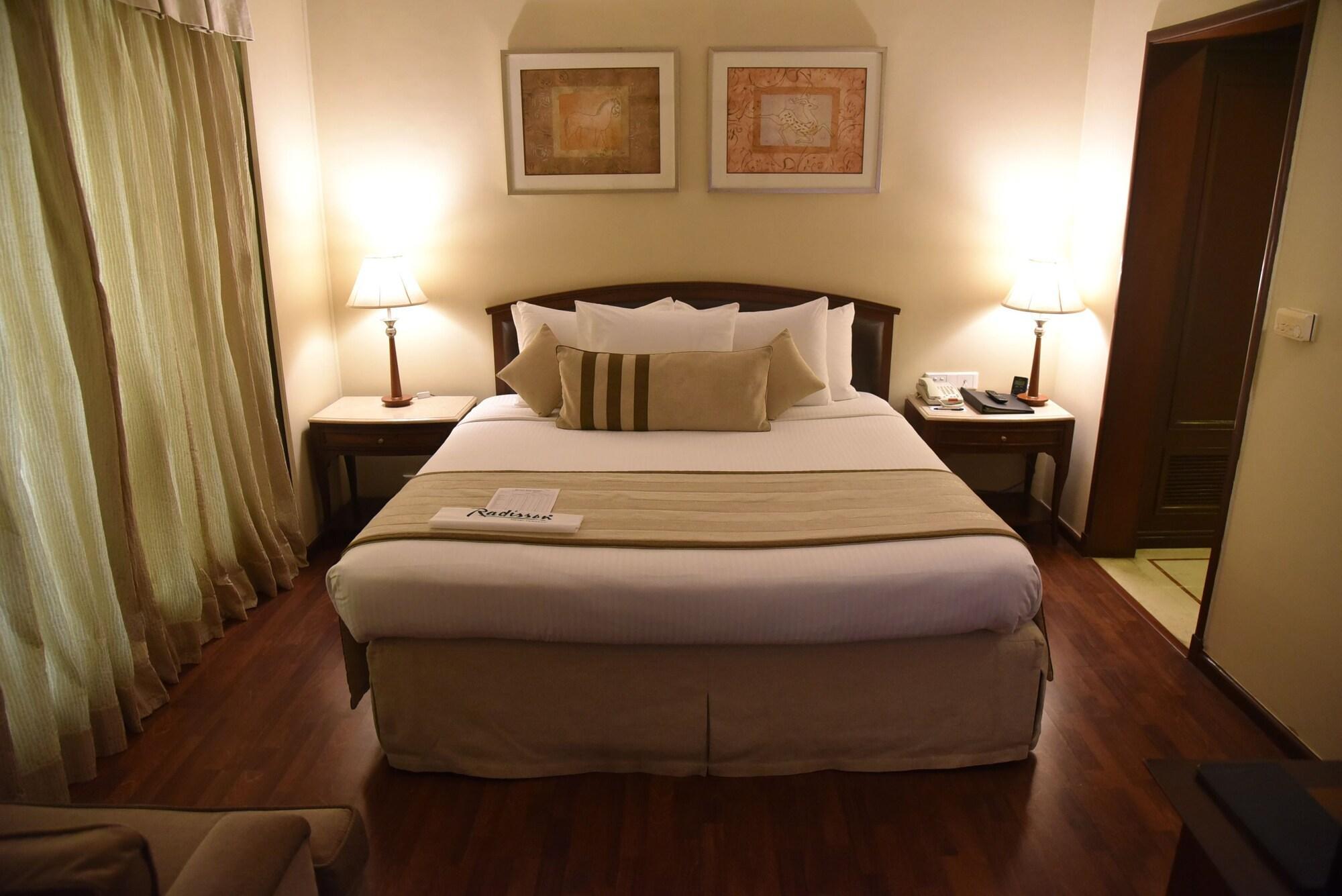 Radisson Hotel Váránaszi Kültér fotó