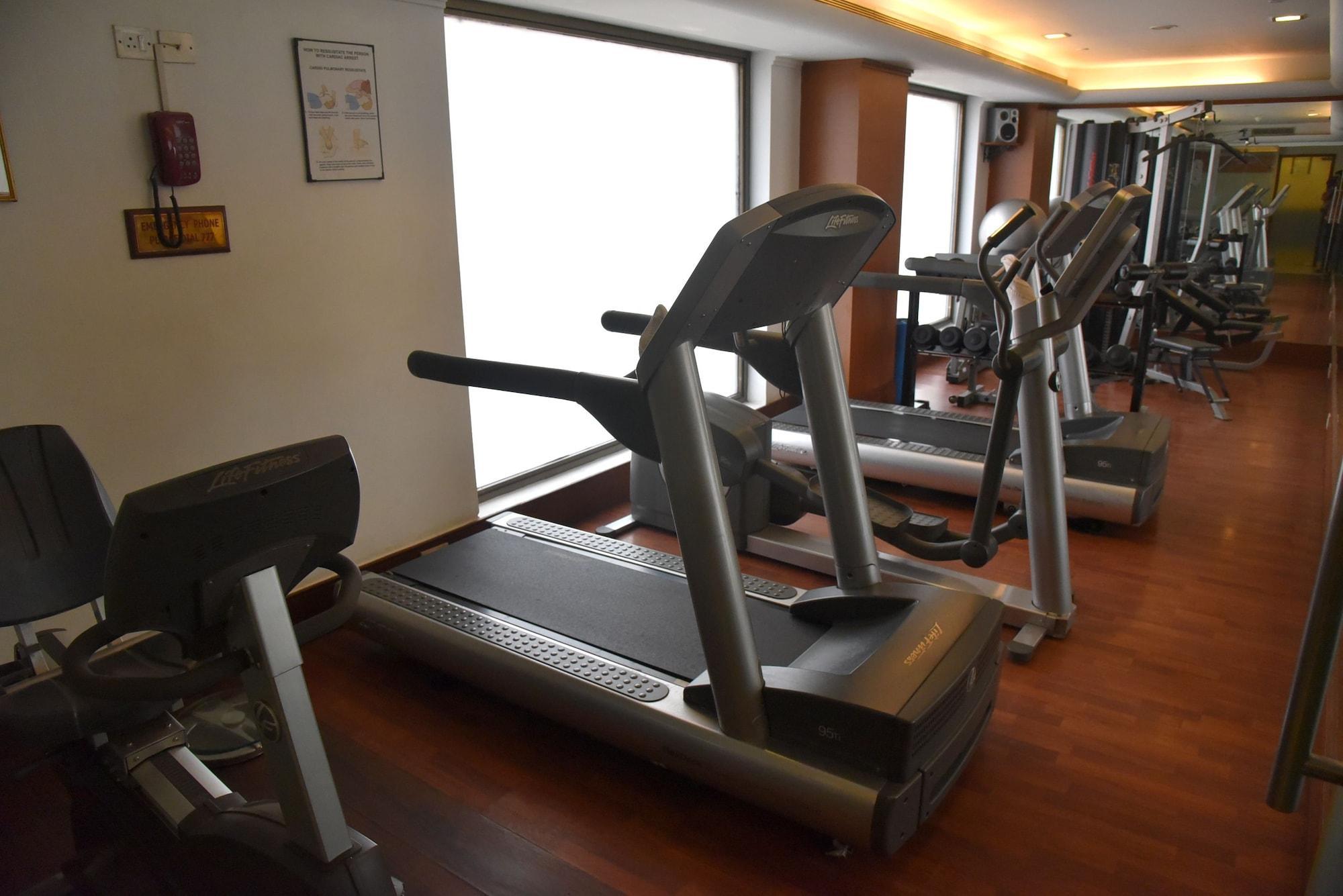 Radisson Hotel Váránaszi Kültér fotó