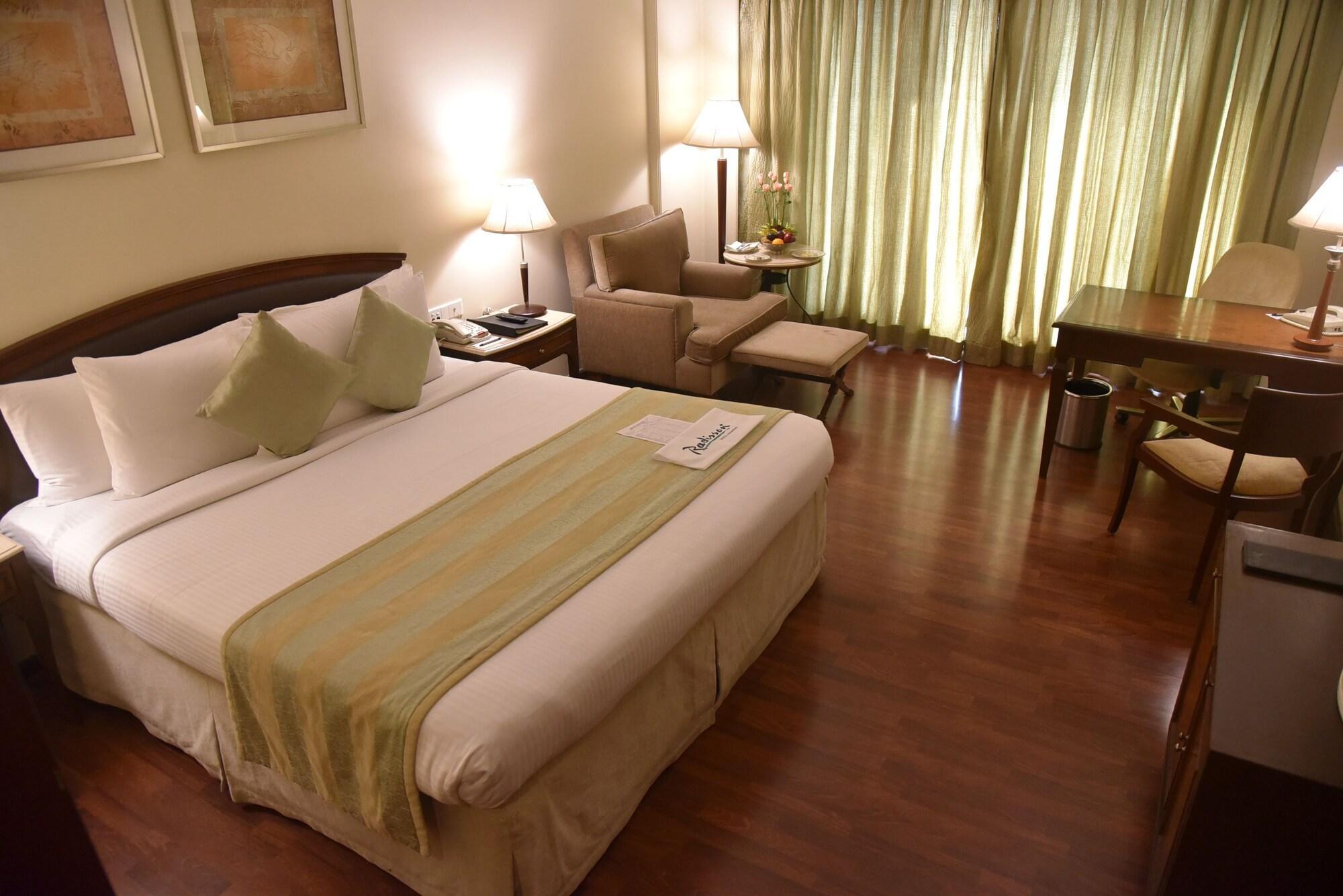 Radisson Hotel Váránaszi Kültér fotó
