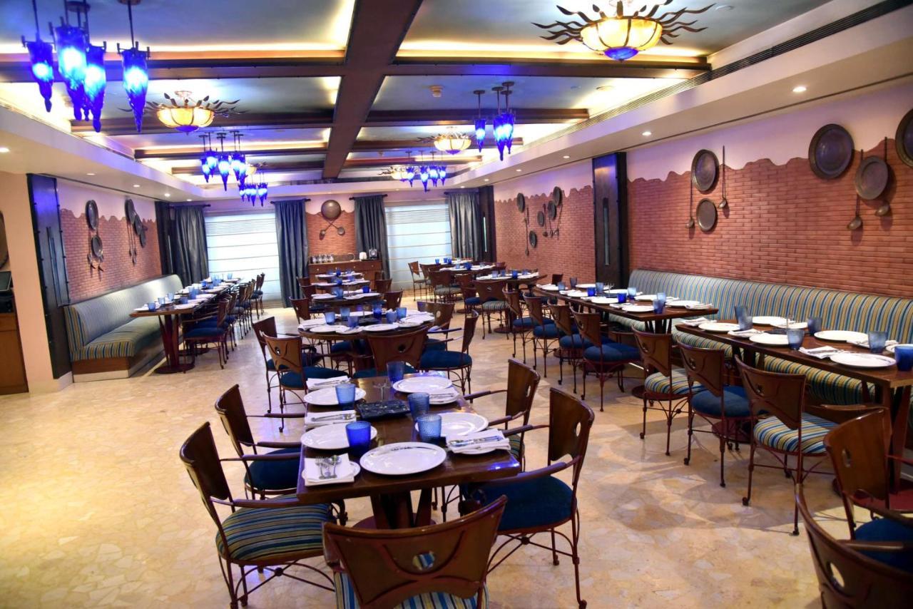 Radisson Hotel Váránaszi Kültér fotó