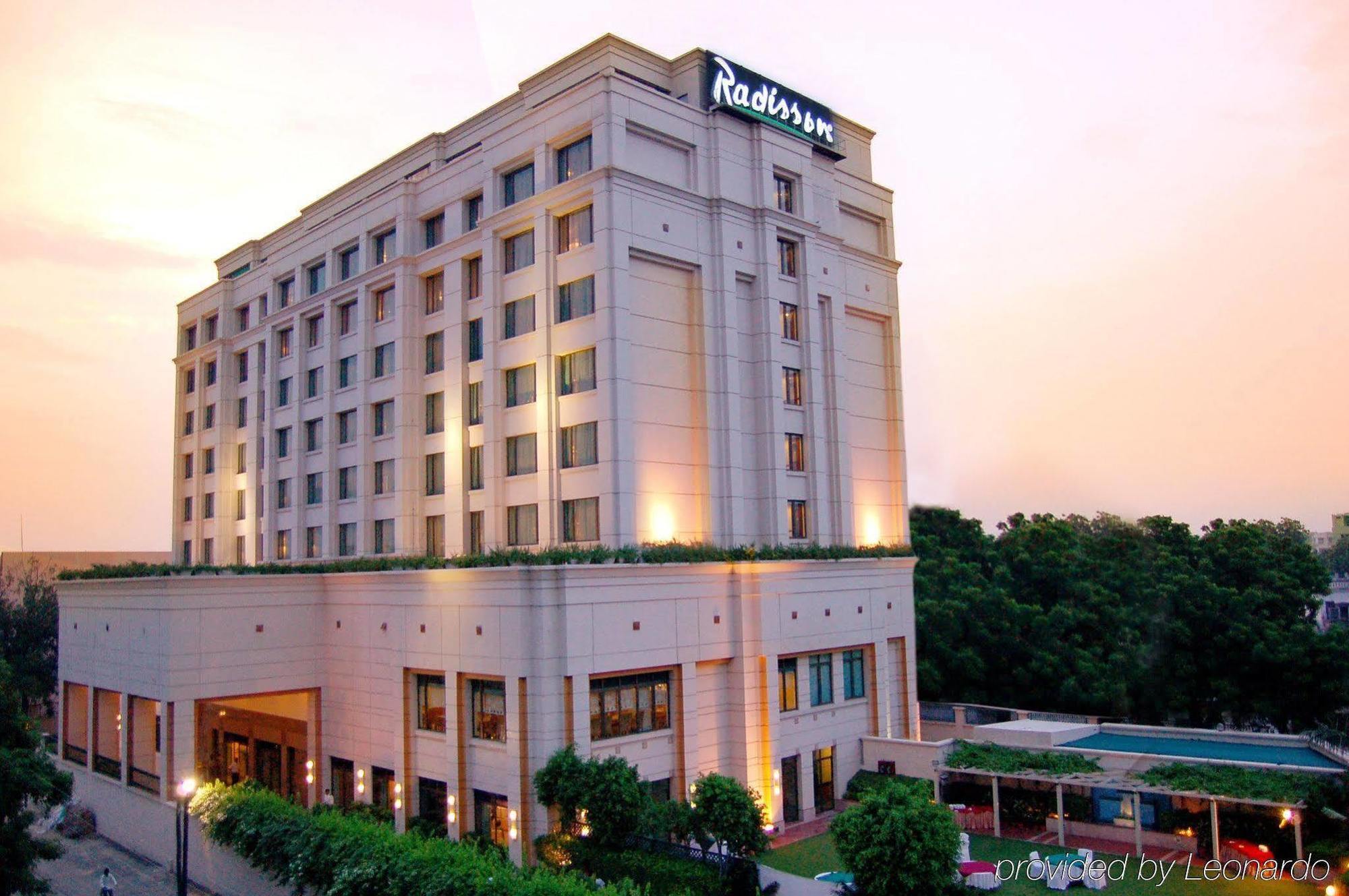Radisson Hotel Váránaszi Kültér fotó
