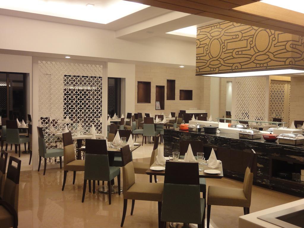 Radisson Hotel Váránaszi Kültér fotó