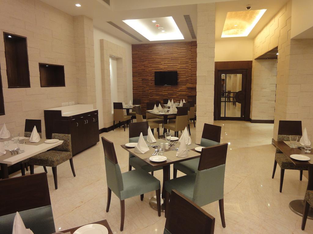 Radisson Hotel Váránaszi Kültér fotó
