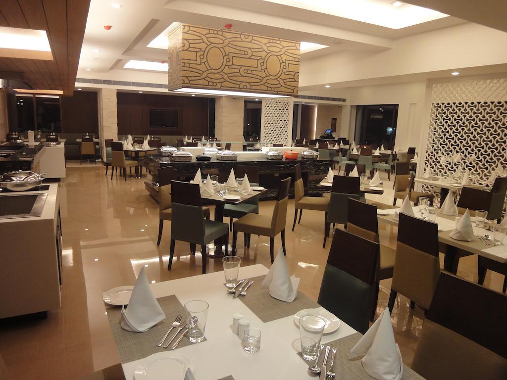 Radisson Hotel Váránaszi Kültér fotó