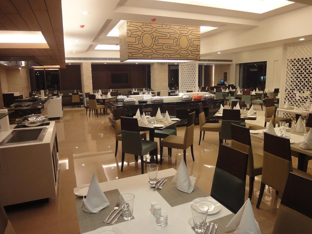 Radisson Hotel Váránaszi Kültér fotó