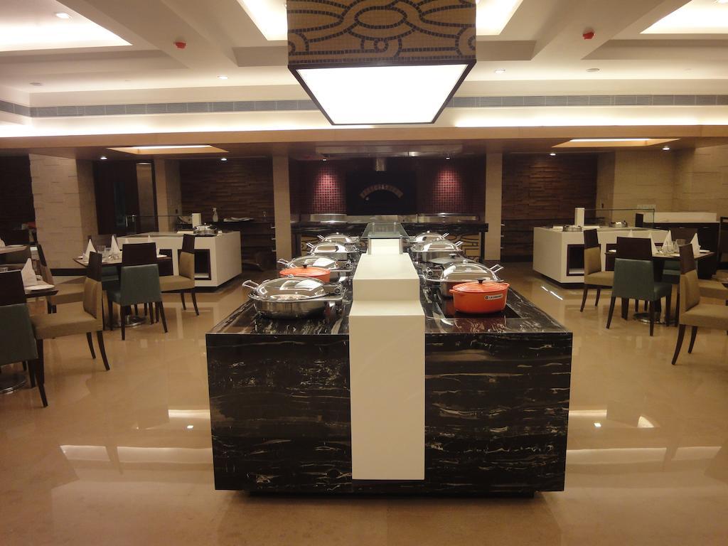 Radisson Hotel Váránaszi Kültér fotó