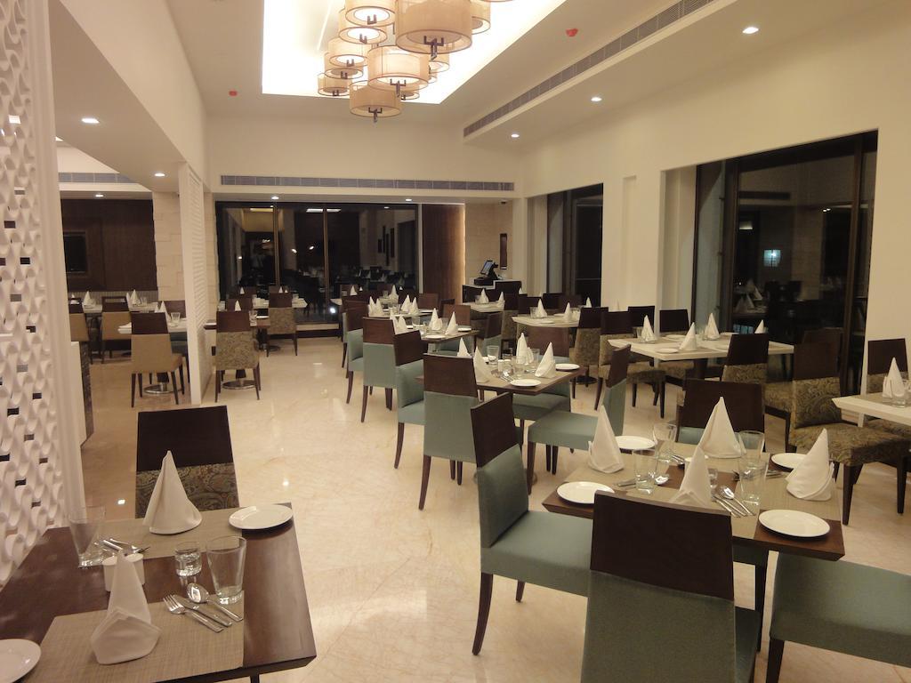 Radisson Hotel Váránaszi Kültér fotó