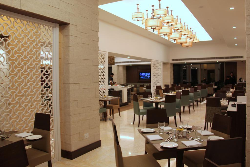 Radisson Hotel Váránaszi Kültér fotó